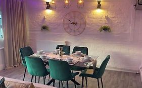 Lovely 2 Bedroom Penthouse Apartment In Chester - Free Parking!!