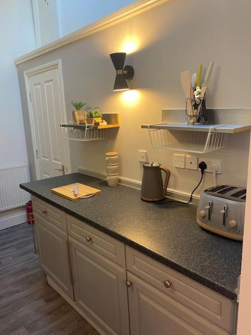 Lovely 2 Bedroom Penthouse Apartment In Chester - Free Parking!! Exterior photo